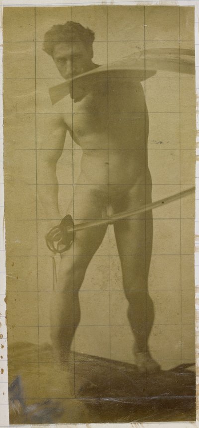 Studio di un modello maschile nudo, in piedi con spada e scudo in mano, nell