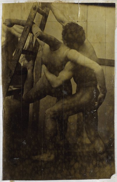 Studio di un modello maschile nudo, lottando con un manichino, nell