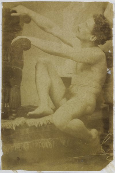 Studio di un modello maschile nudo, seduto e visto di lato, nell