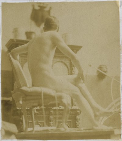 Studio di un modello maschile nudo, seduto su una poltrona, nell