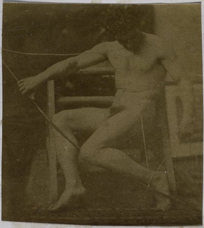 Studio di un modello maschile nudo, seduto su un gradino, visto di fronte con corda e arco in grembo, nell