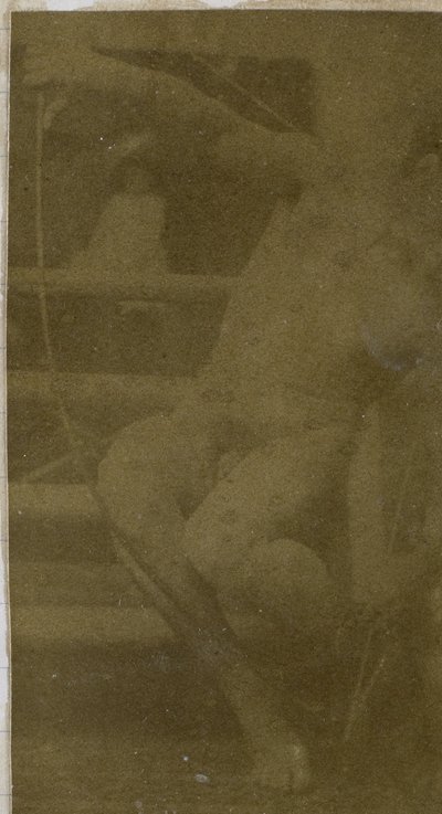 Studio di un modello maschile nudo, seduto su un gradino, visto di fronte con corda e arco in grembo, nell
