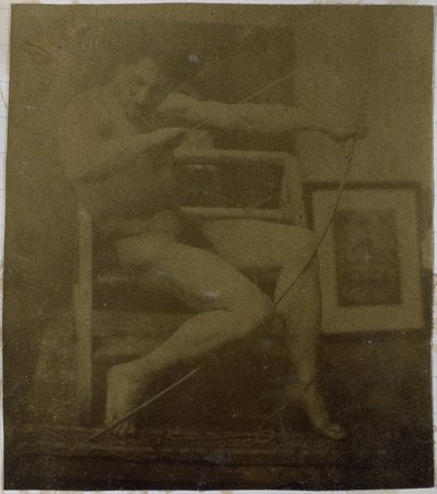 Studio di un modello maschile nudo, seduto su un gradino, visto di fronte con corda e arco in grembo, nell