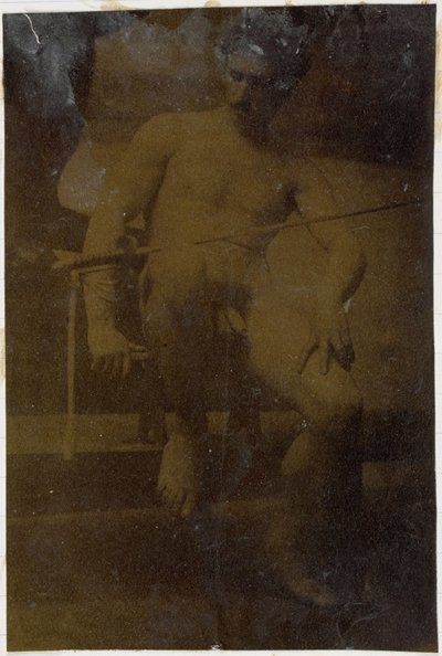 Studio di un modello maschile nudo, seduto visto di fronte con spada in grembo, nell