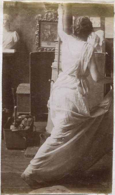 Studio di un modello femminile in drappeggio, visto di schiena, nell