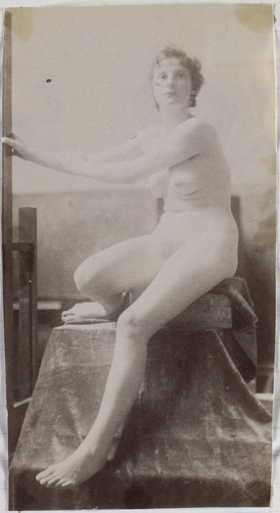 Studio di un modello femminile nudo, seduto su un podio e visto di fronte, nello studio di Jacques de Lalaing, studio preliminare per il monumento funebre di Fernand Scribe nel cimitero di Gand da Jacques Lalaing (attributed to)