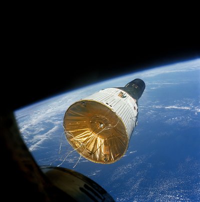Gemini VI in orbita a 257 km sopra la Terra da James A Lovell Jr