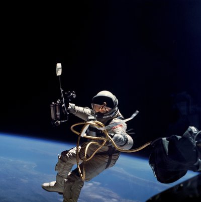 Ed White esegue la prima passeggiata spaziale degli Stati Uniti, 1965 da James A McDivitt