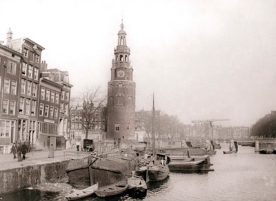 Chiatte sul canale davanti alla Montelbaanstoren, Amsterdam da James Batkin