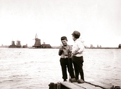 Ragazzi vicino a un canale, Laandam, Paesi Bassi, 1898 da James Batkin