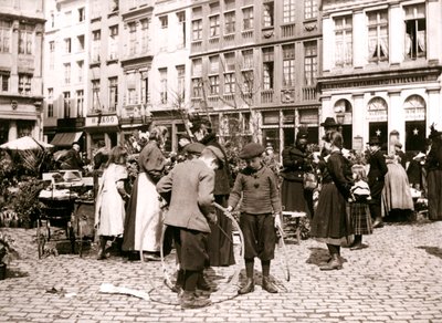 Ragazzi con cerchi al mercato, Rotterdam, 1898 da James Batkin