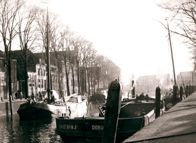 Barche sul canale, Dordrecht, Paesi Bassi, 1898 da James Batkin