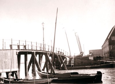 Barche sul canale, Isola di Marken, Paesi Bassi da James Batkin
