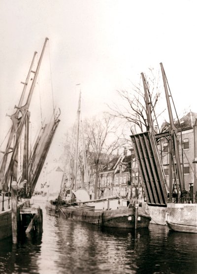 Ponte del canale e barche, Dordrecht, Paesi Bassi, 1898 da James Batkin