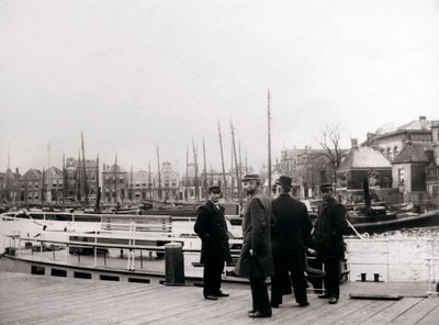 Uomini vicino a una barca sul canale, Rotterdam, 1898 da James Batkin