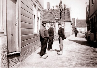 Uomini in costume tradizionale, Broek, Paesi Bassi, 1898 da James Batkin