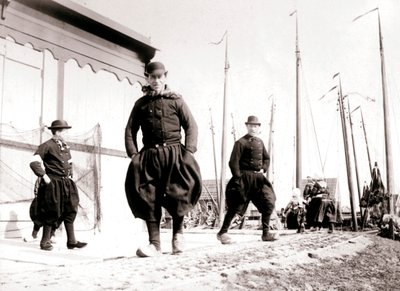 Uomini in abiti tradizionali, Isola di Marken, Paesi Bassi, 1898 da James Batkin