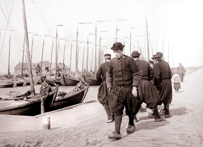 Uomini in abiti tradizionali, isola di Marken, Paesi Bassi da James Batkin
