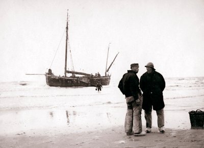 Uomini sulla riva, Scheveningen, Paesi Bassi, 1898 da James Batkin
