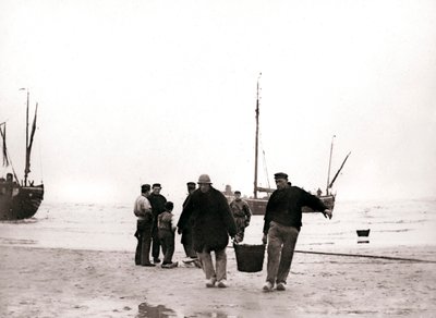 Uomini sulla riva, Scheveningen, Paesi Bassi da James Batkin