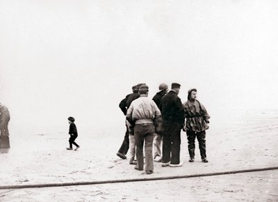 Uomini sulla riva, Scheveningen, Paesi Bassi, 1898 da James Batkin