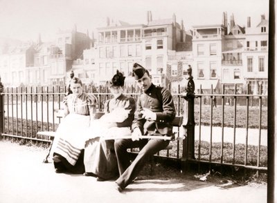 Persone su una panchina, Rotterdam, 1898 da James Batkin