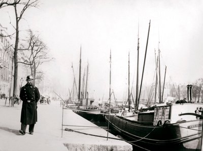 Poliziotto vicino a un canale, Rotterdam, 1898 da James Batkin