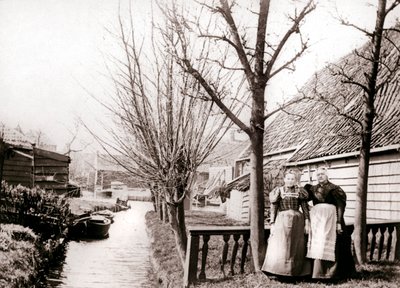 Due donne su una riva del canale, Broek, Paesi Bassi, 1898 da James Batkin