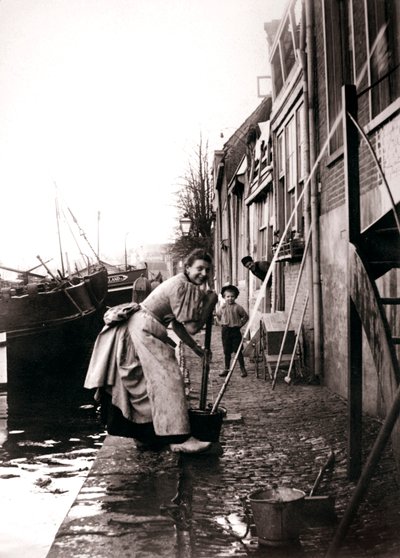 Donna che lava la strada, Dordrecht, Paesi Bassi, 1898 da James Batkin