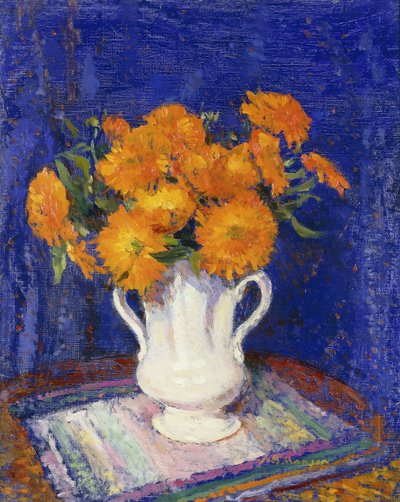 Calendule in un vaso bianco da James Bolivar Manson