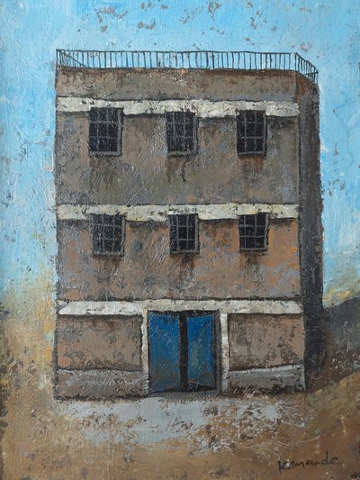 Edificio rustico con porta blu da James Kamande