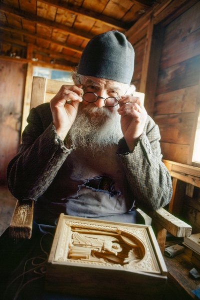 Un maestro intagliatore e prete ortodosso posa con il suo lavoro. Monte Athos, Grecia. da James L Stanfield