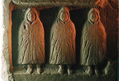 Un rilievo scultoreo che raffigura divinità locali avvolte contro il freddo. Housesteads Roman Fort da James L Stanfield