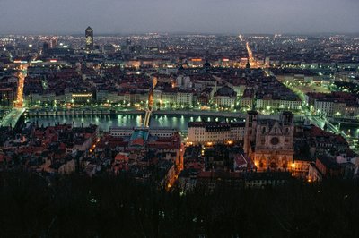 Veduta di Lione tra il Pont de la Feuillite e il Pont Bonaparte al crepuscolo... da James L Stanfield
