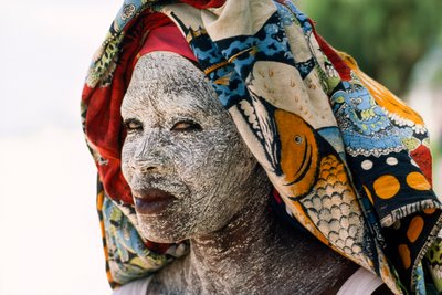 Una donna indossa crema di corteccia macinata mussiro per proteggere il viso dal sole. Mozambico da James L Stanfield