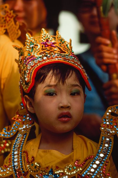 Un giovane devoto al Festival di Tabaung. Pagoda Shwe Dagon, Rangoon, Birmania. da James L Stanfield