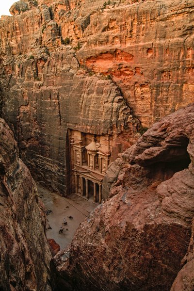 Vista elevata del tempio nabateo chiamato Al-Khazneh e il Tesoro del Faraone da James L Stanfield
