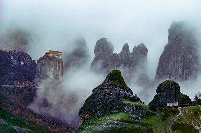 Monasteri del XIV secolo, formazioni rocciose avvolte nella nebbia. Monasteri di Meteora... da James L Stanfield