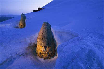 Monumenti funerari di Nemrut Dagi sepolti nella neve. Nemrut Dagi, Monte Nemrut, Turchia da James L Stanfield