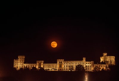 Sorgere della luna sul Castello di Windsor. Windsor, Inghilterra. da James L Stanfield
