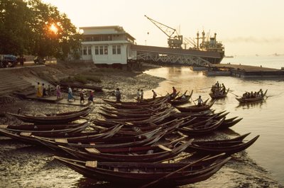 Sampan affollano la spiaggia fangosa al molo di Nantira. Molo di Nantira, Rangoon, Birmania. da James L Stanfield