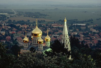 La Chiesa Memoriale di Shipka solleva cupole dorate sopra la valle da James L Stanfield