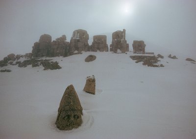 Statua di un dio che sbircia sopra una coperta di neve a Nemrud Dagh. Nemrud Dagh, Turchia. da James L Stanfield