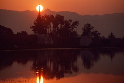 Tramonto al molo di Kywe Sun. Molo di Kywe Sun, Mandalay, Birmania da James L Stanfield