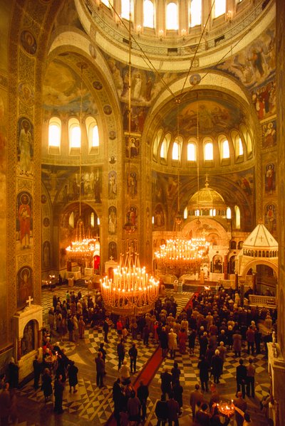 I turisti predominano i servizi alla Cattedrale di Alexander Nevski. Sofia, Bulgaria. da James L Stanfield