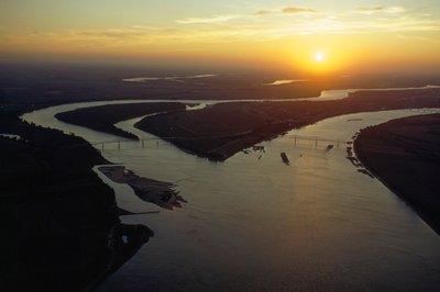 Vista crepuscolare aerea della confluenza dei fiumi Ohio e Mississippi. Cairo, Illinois. da James L Stanfield