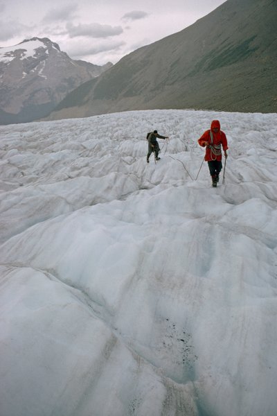 Due alpinisti legati su un ghiacciaio si avvicinano a un crepaccio, Monte Robson da James L Stanfield