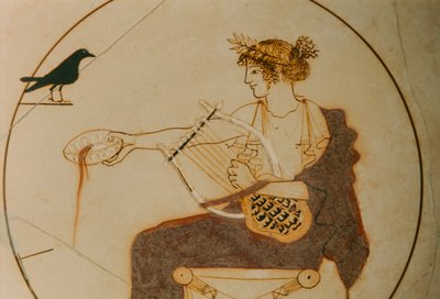 Kylix a fondo bianco decorato con una rappresentazione di Apollo. Il dio è seduto su... da James L Stanfield