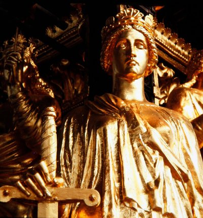 Giustizia, una delle quattro virtù cardinali dalla torre del baldacchino dell