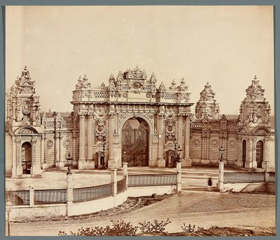Istanbul. Palazzo Dolmabahçe - porta da James Robertson